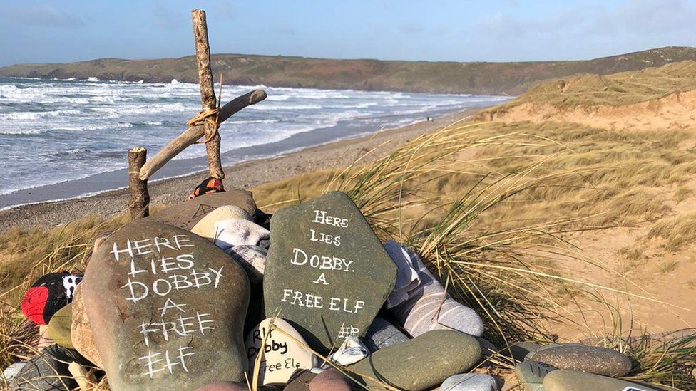 photo of Dobby's grave on Freshwater West beach in Pembrokeshire